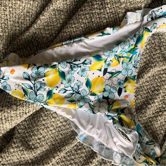 Lemon print bikini set, size L - Picture 3 of 3